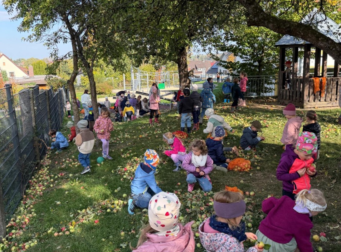 Frischer Apfelsaft für die Kita Don Bosco - Kinder, Personal und Elternbeirat machen gemeinsame Sache