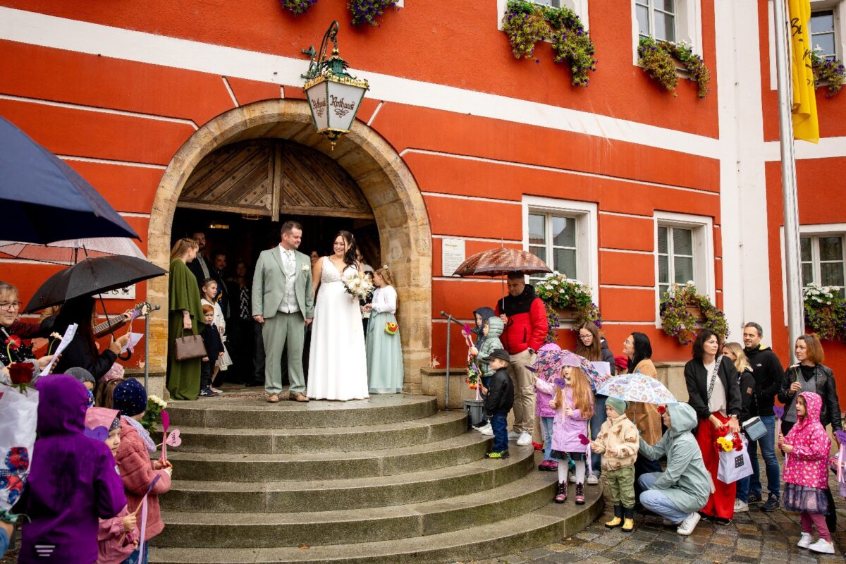 Kollegen der Stadtverwaltung heiraten in Burglengenfeld