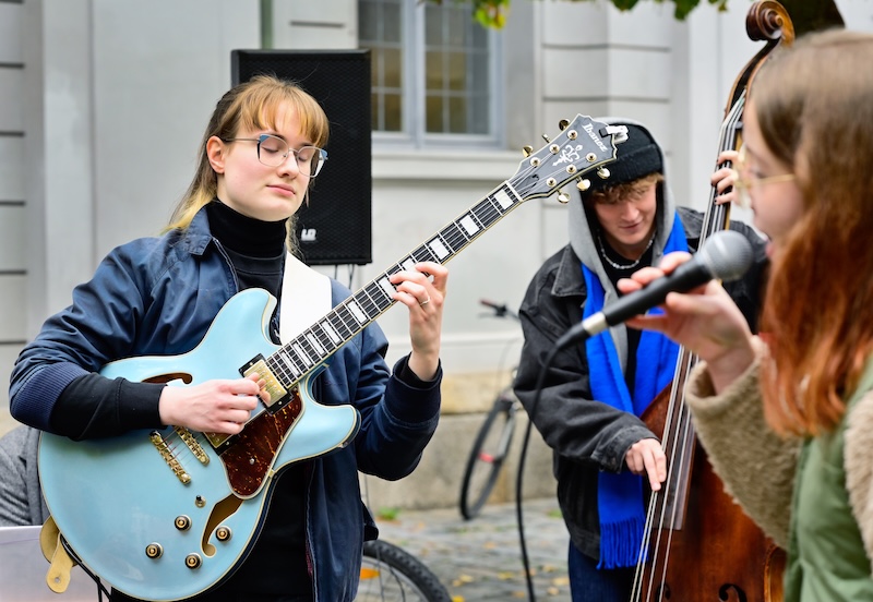 Kurz notiert: Amberg - Jazzarise: Kick-off bei Regen in Bibliothek