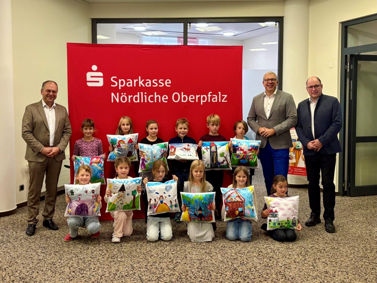 Märchenhafte Kunstwerke: 13 Kinder gestalten Sparkassen-Familienkalender 2027