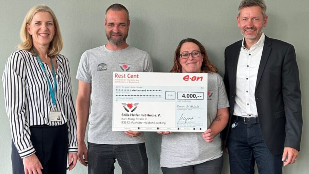 Mitarbeitende spenden 4.000 Euro für Spezialrollstuhl in Maxhütte-Haidhof