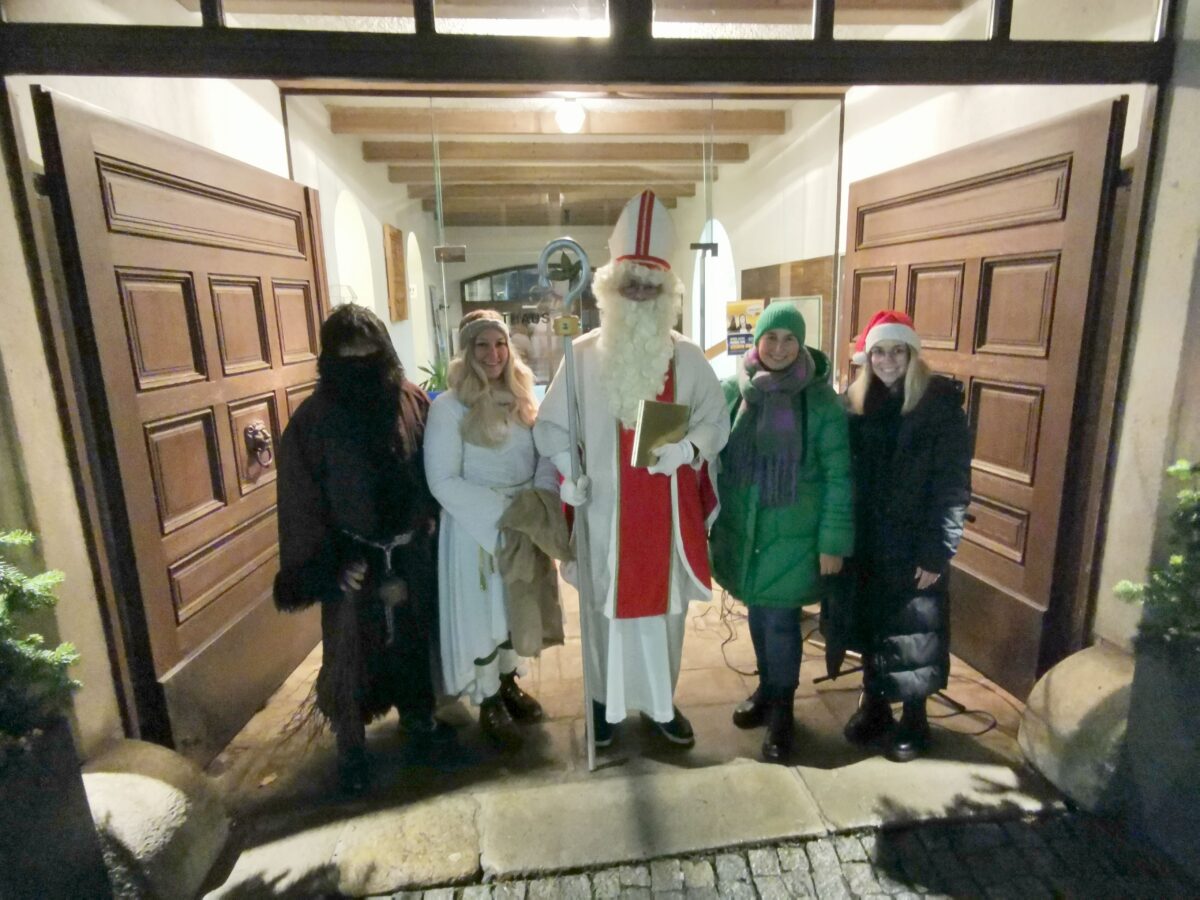 Der Nikolaus ist dank des Engagements dreier Parteien auch in diesem Jahr wieder in Eslarn unterwegs und bereiten Kindern und Jugendlichen eine Freude