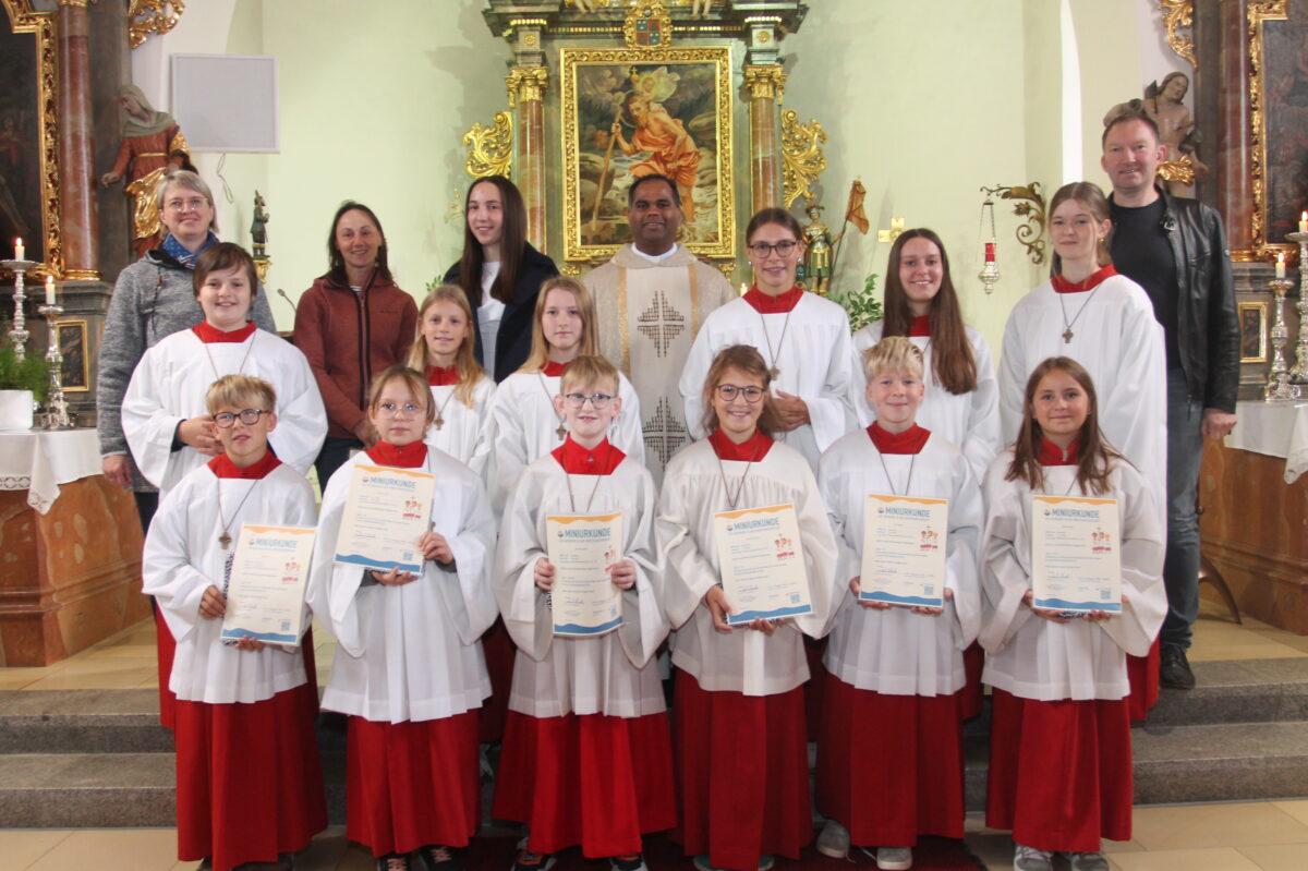 Pfarrei feiert Ministranten-Aufnahme und Ehrungen in Neukirchen