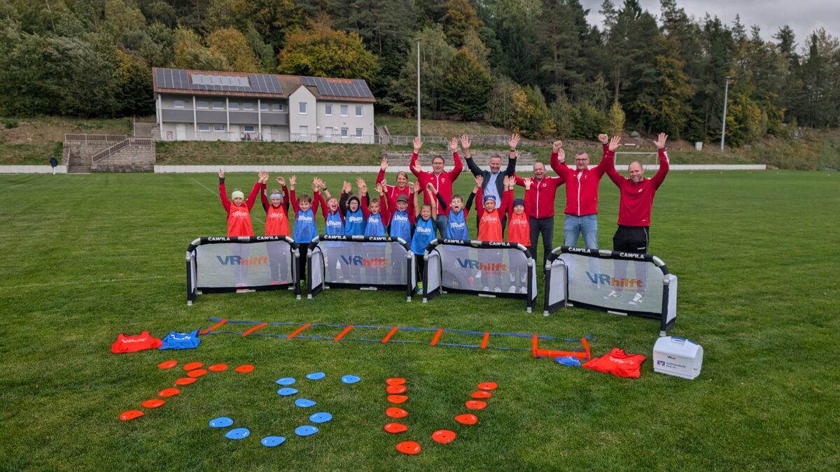 Raiffeisenbank Floß spendet vier Minifußballtore für TSV Flossenbürg
