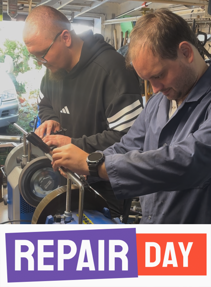 Repair-Café Weiden schleift Messer am Internationalen Repair Day
