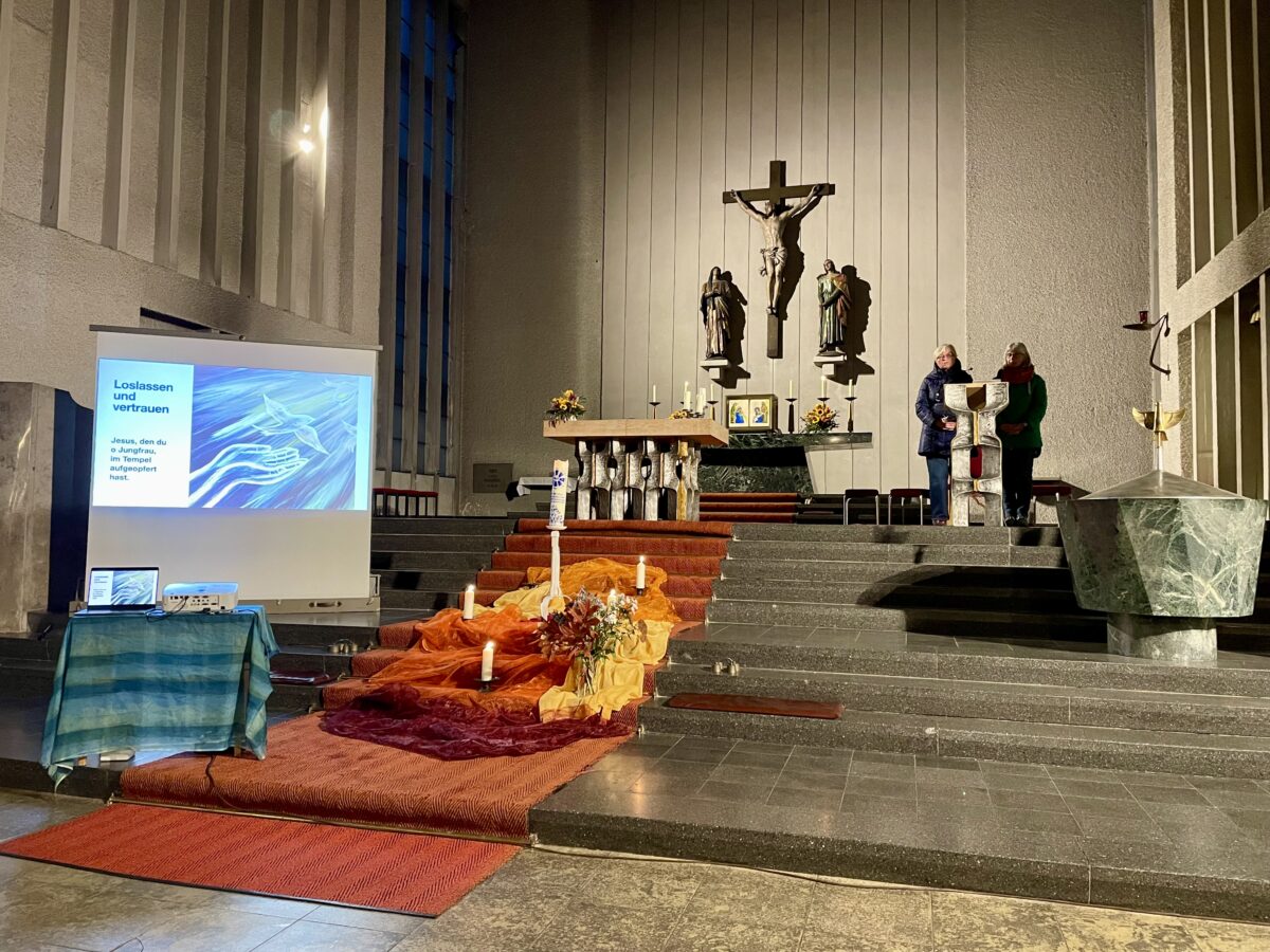 Rosenkranzandacht in Weiden mit Maria als Wegbegleiterin
