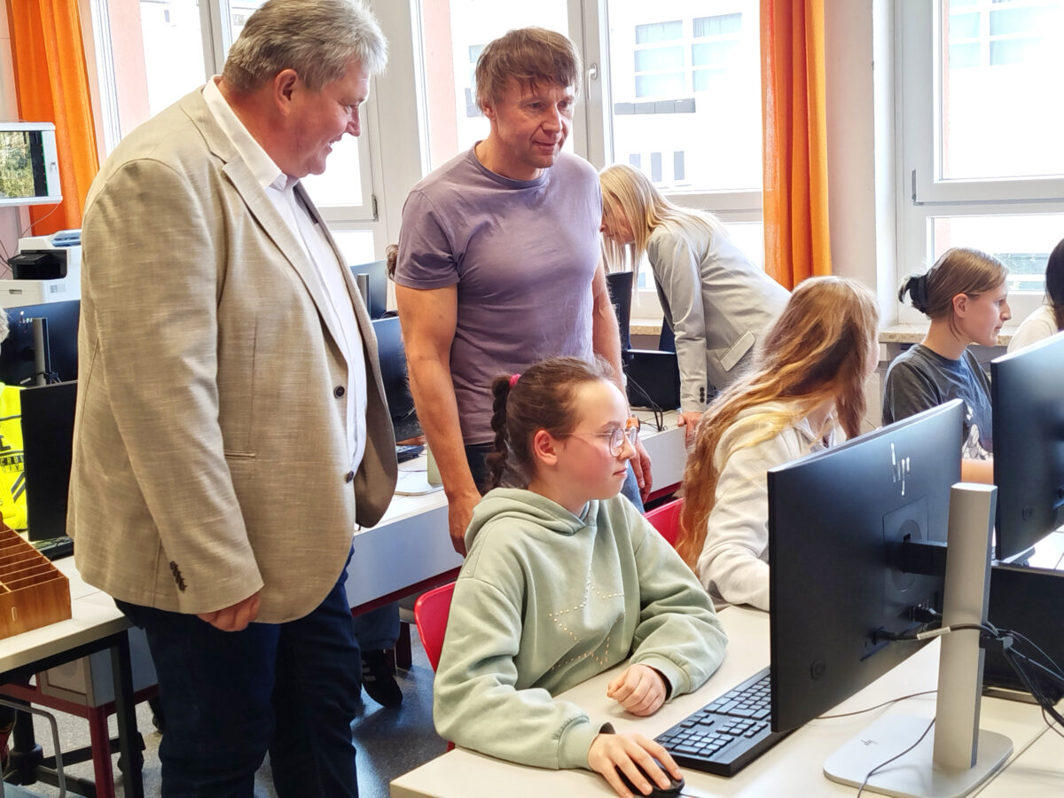 Erbendorf: Schule stellt neu ausgestatteten Informatikraum vor