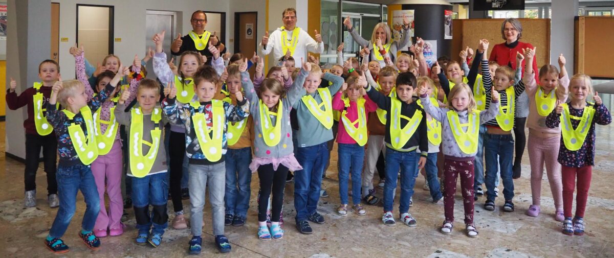 Sicher zur Schule in Erbendorf dank leuchtender Überwürfe von der AOK Bayern