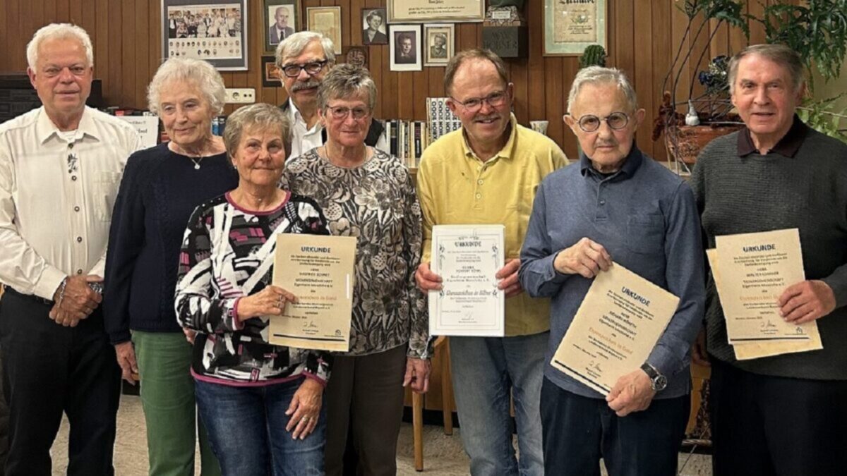 Siedlergemeinschaft Eigenheim Mooslohe ehrt in Weiden mit Gold und Silber
