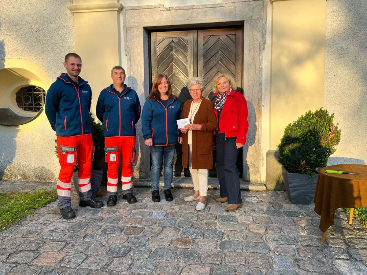 Helfer vor Ort erhalten Spende vom Team der Atempause für die Seele