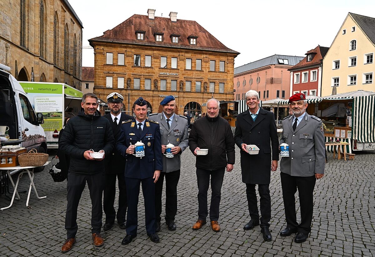 Start der Volksbund-Sammlung am Marktplatz in Amberg