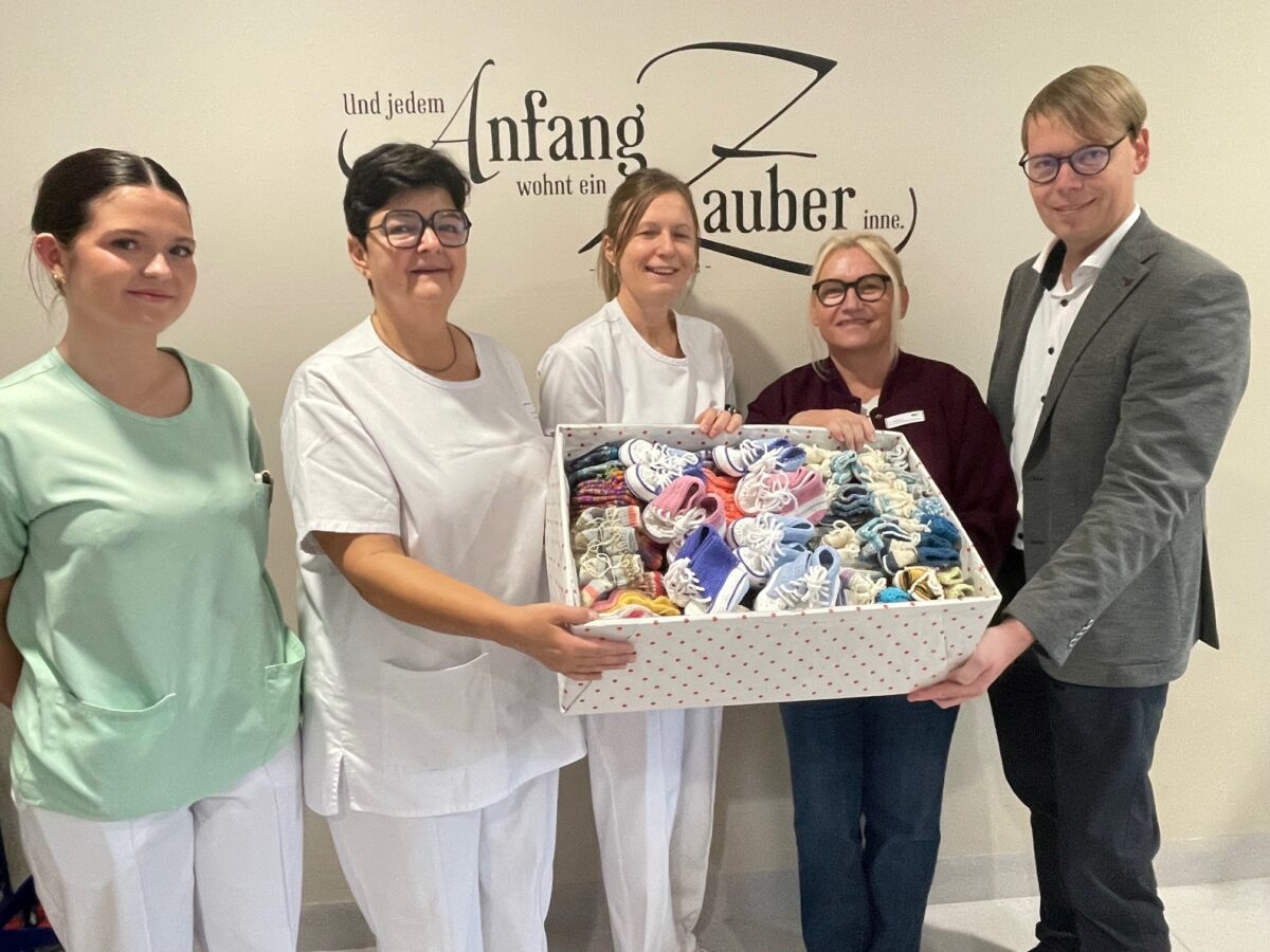 Strickrunde spendet 220 Babysöckchen an Station 32 in Weiden