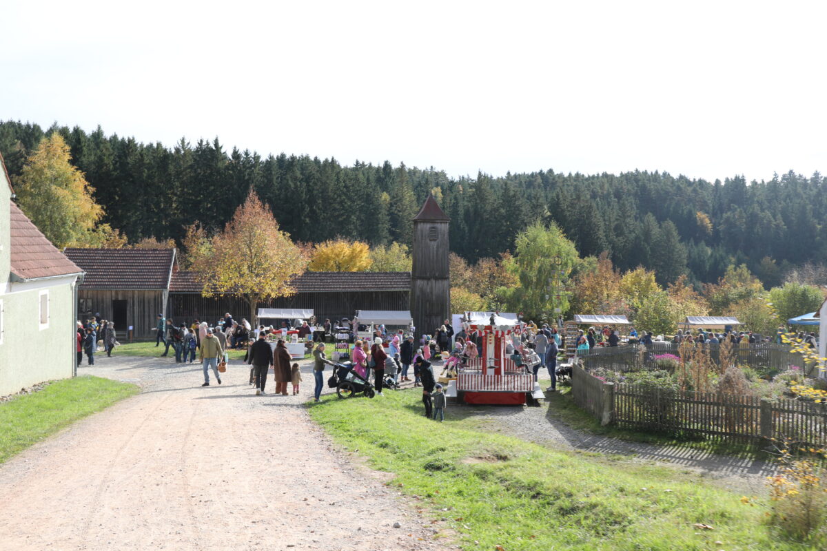 Traditioneller Kirchweihmarkt im Freilandmuseum Oberpfalz