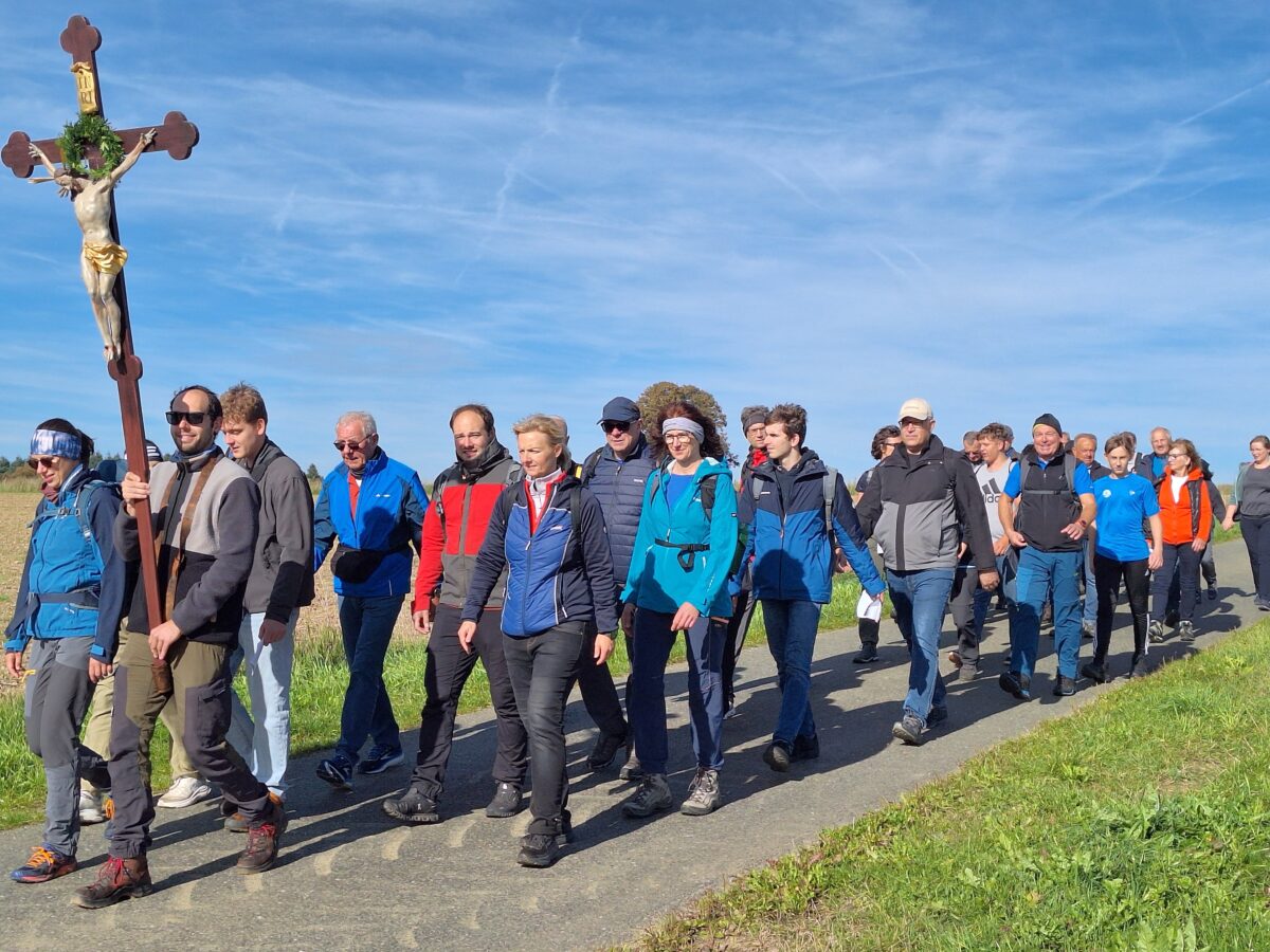 Wallfahrt zum Fahrenberg vereint Gläubige aus Schirmitz