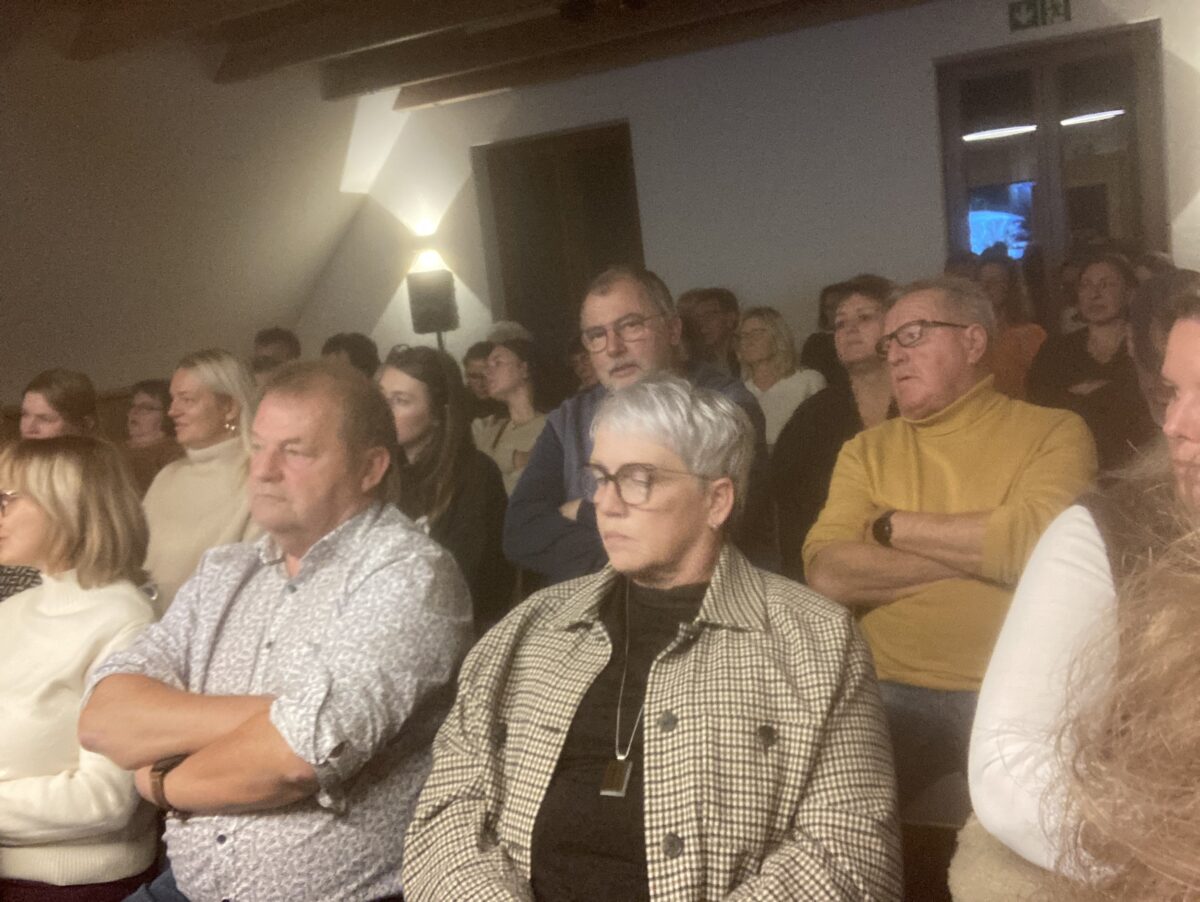 Voll besetzter Veranstaltungsraum im Dorfcafé Gleiritsch bei der Lesung „Tödliche Grenze“