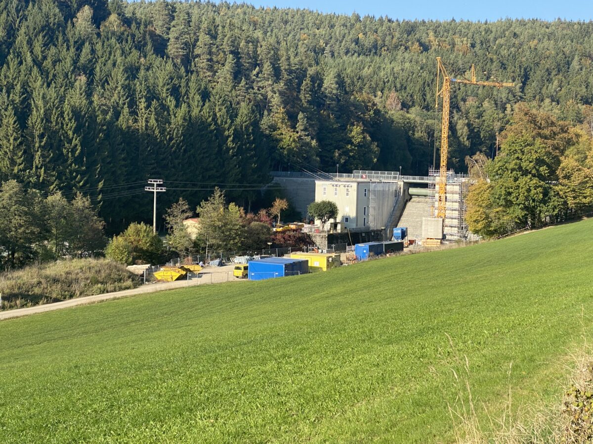Ärger bei der Sanierung des "Kainzmühlspeichers". Größere Holzerntemaßnahme rund um den "Schloßberg"