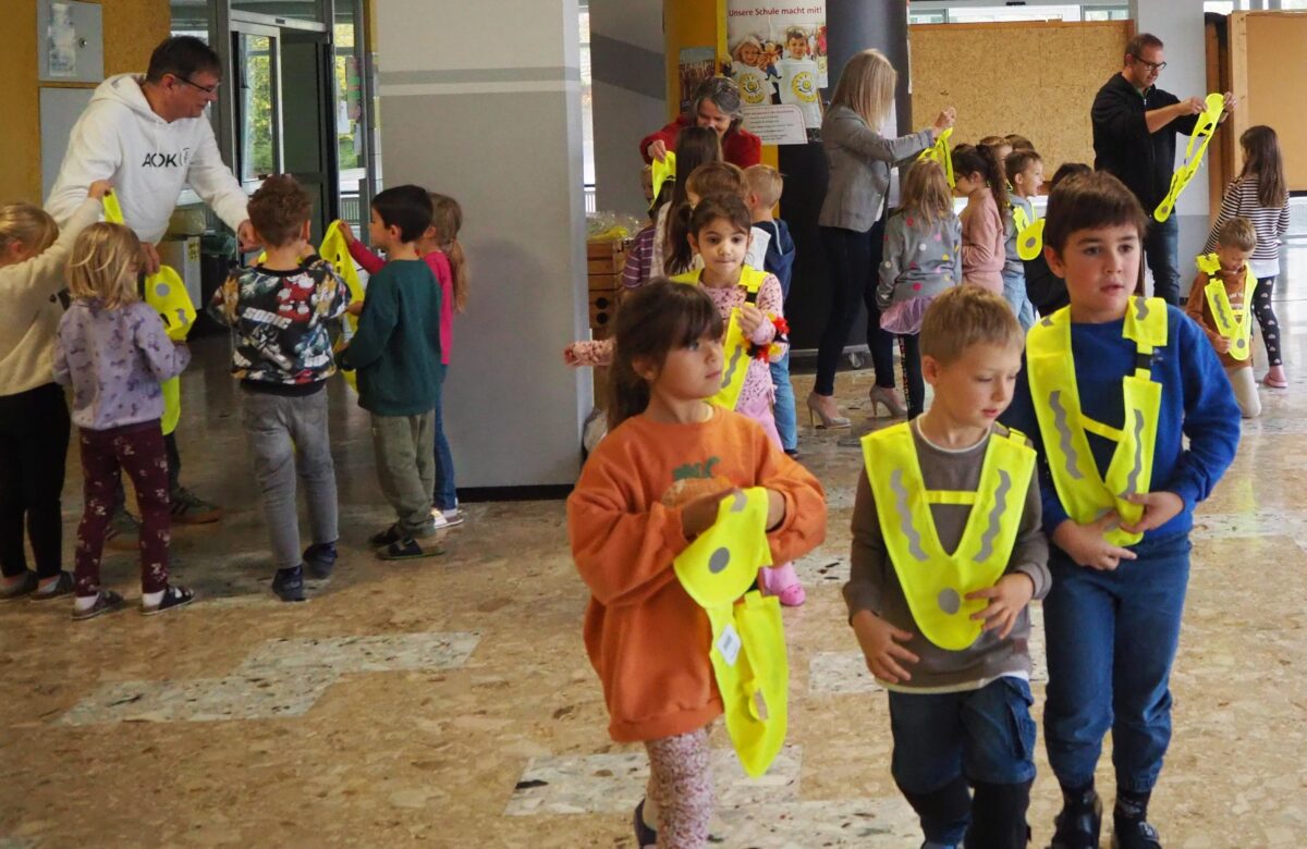 Kinder mit Sicherheitswesten in Neongelb
