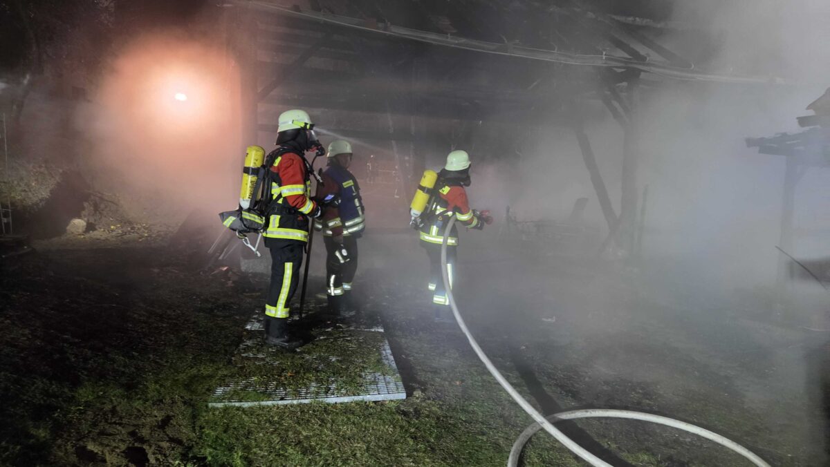Großbrand zerstört Scheune in Kaimling