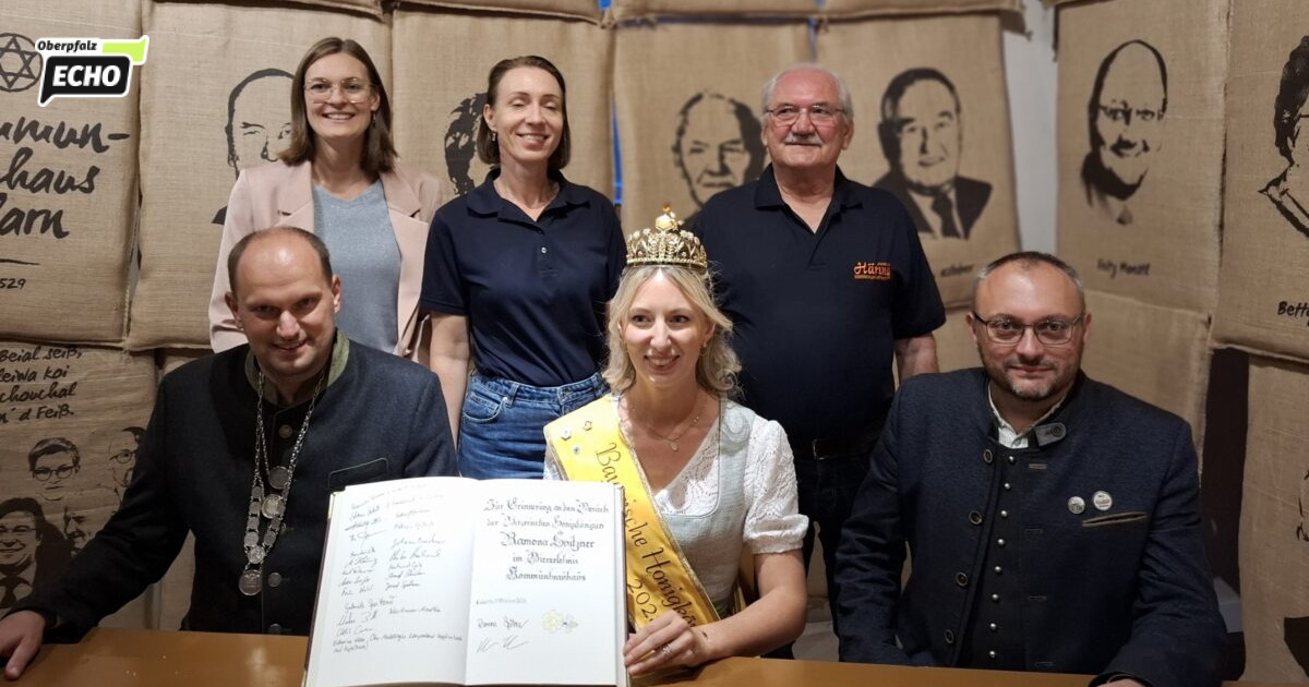 Special honor: Bavarian Honey Queen signs the Golden Book of the market ...