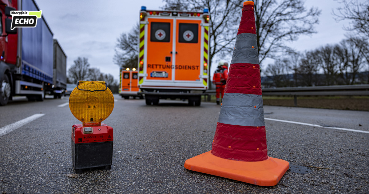 Zwei Kleintransporter krachen in Weiden gegen Laternen und Gartenmauer